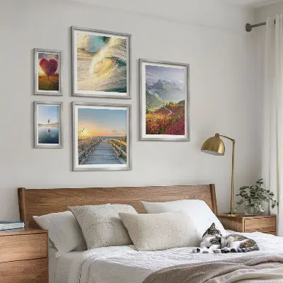 Galeria de quadros para parede com estampas de paisagens, montanhas, corações, ondas e balões