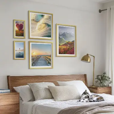 Galeria de quadros para parede com estampas de paisagens, montanhas, corações, ondas e balões