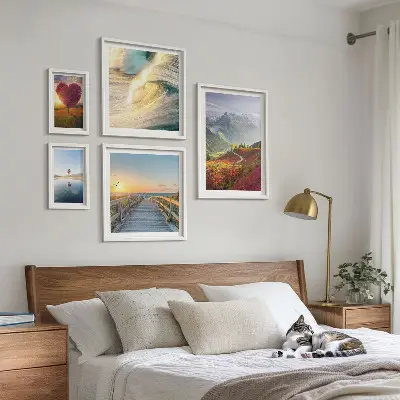 Galeria de quadros para parede com estampas de paisagens, montanhas, corações, ondas e balões