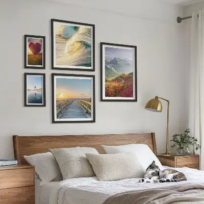 Galeria de quadros para parede com estampas de paisagens, montanhas, corações, ondas e balões