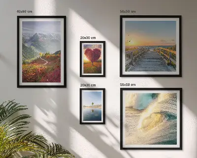 Galeria de quadros para parede com estampas de paisagens, montanhas, corações, ondas e balões