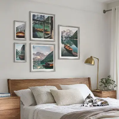 Conjunto de 5 quadros com moldura com paisagens de lagos, montanhas e barcos