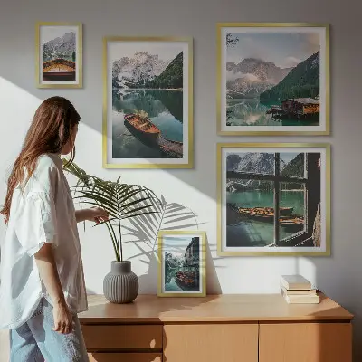 Conjunto de 5 quadros com moldura com paisagens de lagos, montanhas e barcos