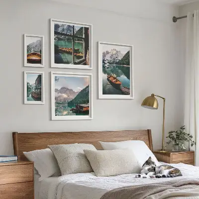 Conjunto de 5 quadros com moldura com paisagens de lagos, montanhas e barcos