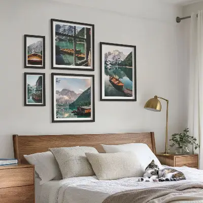 Conjunto de 5 quadros com moldura com paisagens de lagos, montanhas e barcos