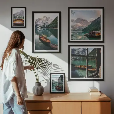 Conjunto de 5 quadros com moldura com paisagens de lagos, montanhas e barcos