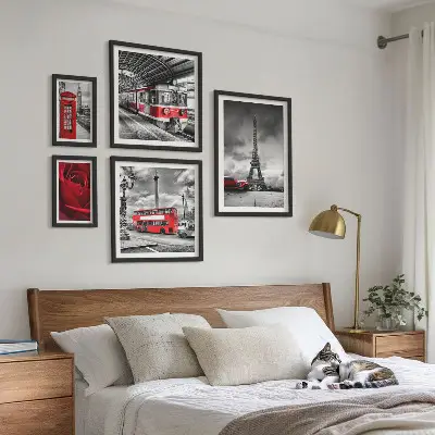 Conjunto de 5 quadros decorativos com temática de ícones arquitetônicos e veículos