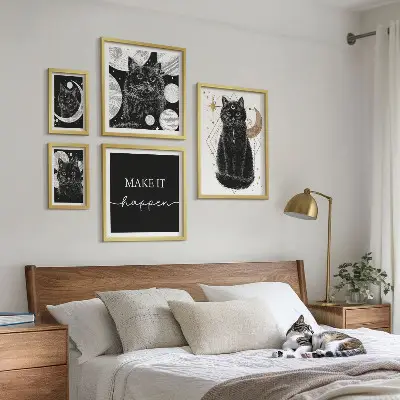 Galeria de parede com estampas de gatos pretos estilo boho