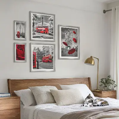 Conjunto de 5 quadros com moldura com motivos londrinos e detalhes em vermelho
