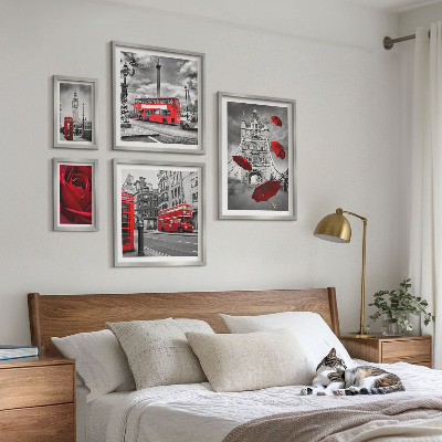 Conjunto de 5 quadros com moldura Motivos londrinos com detalhes em vermelho