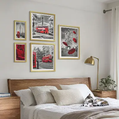 Conjunto de 5 quadros com moldura com motivos londrinos e detalhes em vermelho