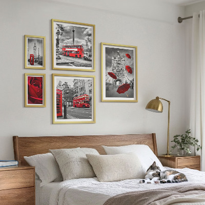 Conjunto de 5 quadros com moldura Motivos londrinos com detalhes em vermelho
