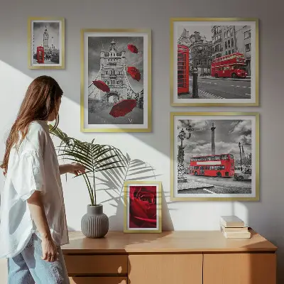 Conjunto de 5 quadros com moldura com motivos londrinos e detalhes em vermelho