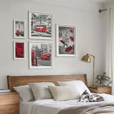 Conjunto de 5 quadros com moldura com motivos londrinos e detalhes em vermelho