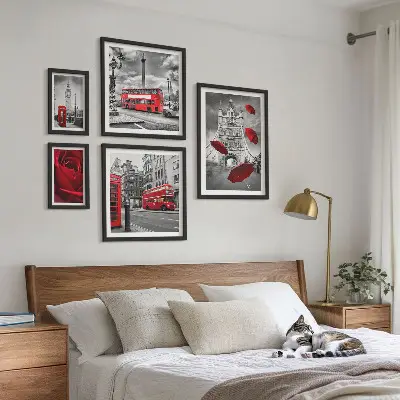 Conjunto de 5 quadros com moldura com motivos londrinos e detalhes em vermelho