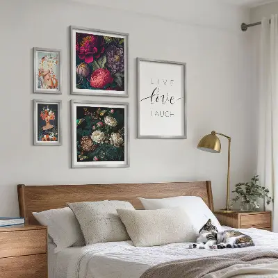 Galeria de parede com slogans motivacionais e flores