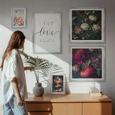 Galeria de parede com slogans motivacionais e flores