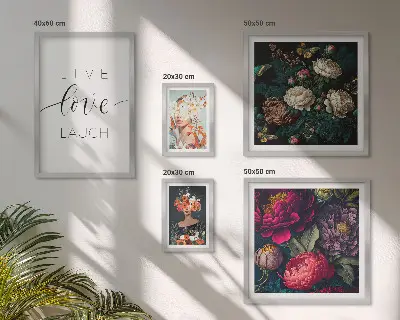 Galeria de parede com slogans motivacionais e flores