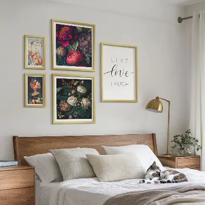 Galeria de parede com slogans motivacionais e flores