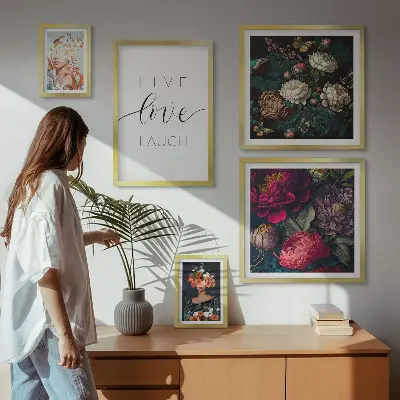 Galeria de parede com slogans motivacionais e flores