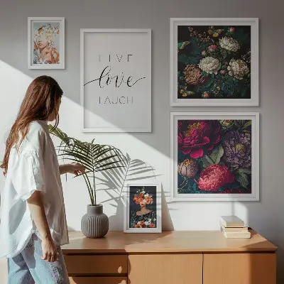 Galeria de parede com slogans motivacionais e flores