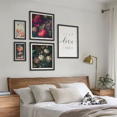 Galeria de parede com slogans motivacionais e flores