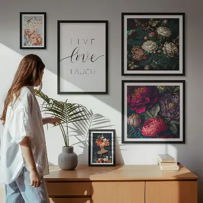 Galeria de parede com slogans motivacionais e flores