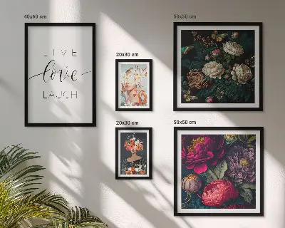 Galeria de parede com slogans motivacionais e flores