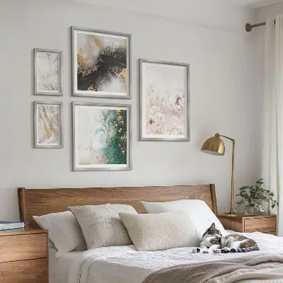 Conjunto de 5 quadros decorativos com detalhes florais e elegância abstrata