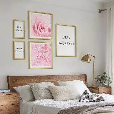 Galeria de parede com frases motivacionais sobre flores
