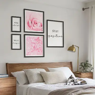 Galeria de parede com frases motivacionais sobre flores