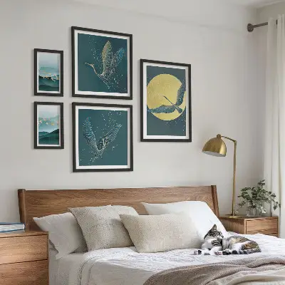 Conjunto de 5 quadros decorativos com estampas de paisagens pássaros e céu noturno e moldura