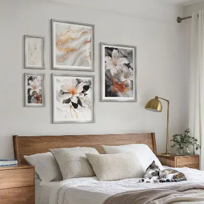 Galeria de parede com estampa floral sobre fundo de mármore
