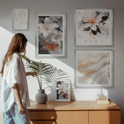 Galeria de parede com estampa floral sobre fundo de mármore