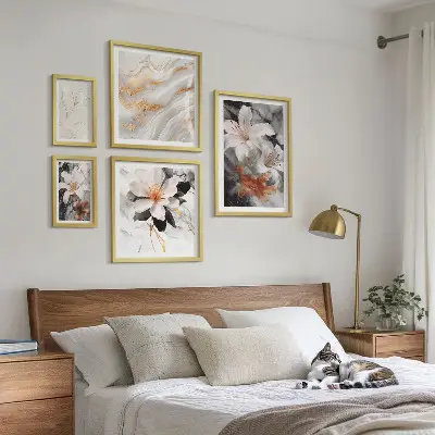 Galeria de parede com estampa floral sobre fundo de mármore