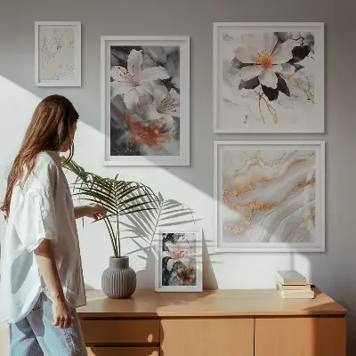 Galeria de parede com estampa floral sobre fundo de mármore