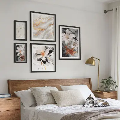Galeria de parede com estampa floral sobre fundo de mármore