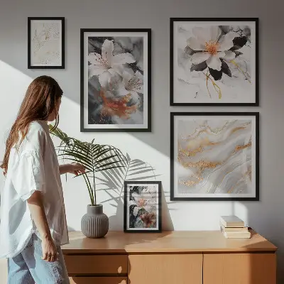 Galeria de parede com estampa floral sobre fundo de mármore
