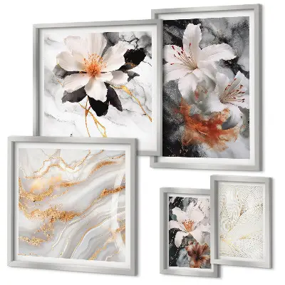 Galeria de parede com estampa floral sobre fundo de mármore
