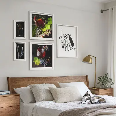 Galeria de quadros para parede com temática de vinhos e acessórios elegantes