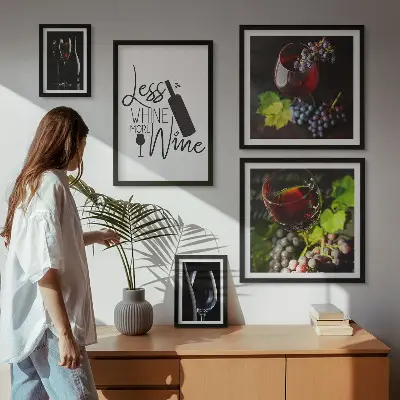 Galeria de quadros para parede com temática de vinhos e acessórios elegantes