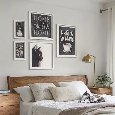 Galeria de parede com slogans positivos sobre gatos e café