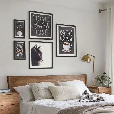 Galeria de parede com slogans positivos sobre gatos e café
