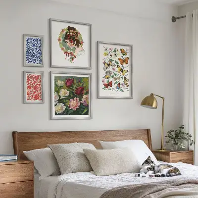 Conjunto de 5 quadros decorativos com estética vintage de flores e borboletas