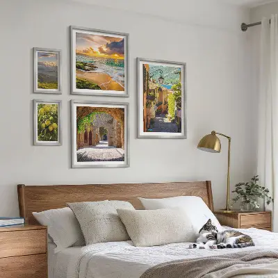 Conjunto de 5 quadros decorativos com tema de ruas e paisagens encantadoras