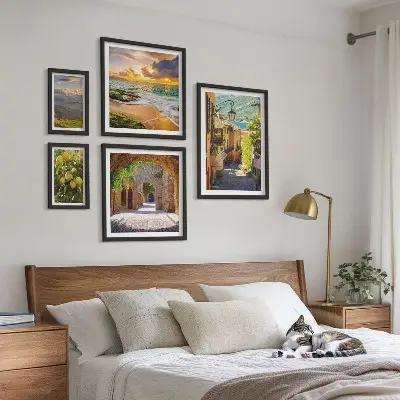Conjunto de 5 quadros decorativos com tema de ruas e paisagens encantadoras