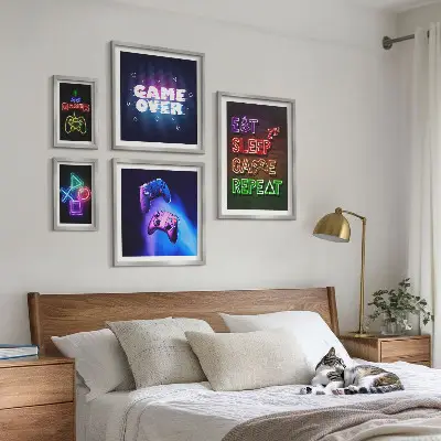 Conjunto de 5 quadros com moldura com temas de jogos de computador em neon