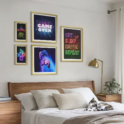 Conjunto de 5 quadros com moldura com temas de jogos de computador em neon