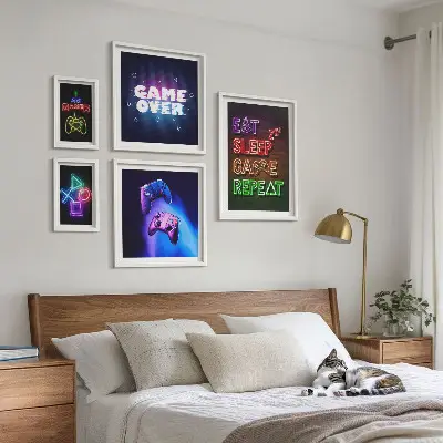 Conjunto de 5 quadros com moldura com temas de jogos de computador em neon