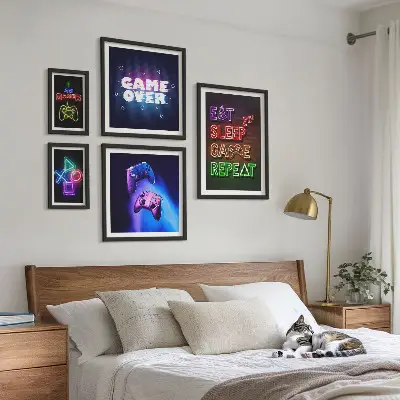 Conjunto de 5 quadros com moldura com temas de jogos de computador em neon